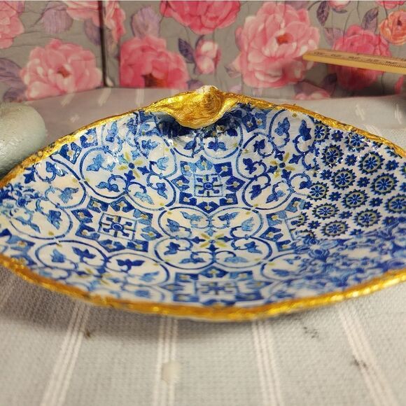 DECOUPAGE CLAM SHELL DECOUPAGE BLUE PATTERN ON A CLAM SHELL TRINKET DISH - Picture 6 of 11